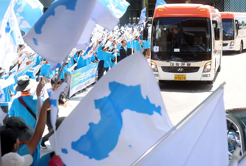 10일 서울 광진구 워커힐호텔로 남북 노동자 통일 축구 대회를 위해 방남한 북측 대표단과 선수단이 들어서고 있다.