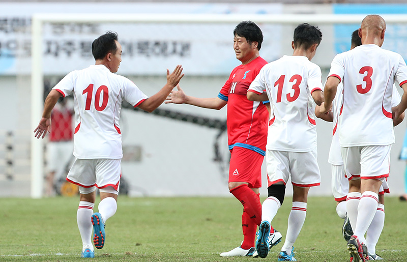 11일 오후 서울월드컵경기장에서 열린 남북노동자통일 축구대회 민주노총 대표팀과 북측 조선직업총동맹 경공업팀의 경기에서 첫 골을 넣은 북측 경공업팀 정현성이 민주노총 성호경과 하이파이브를 하고 있다.