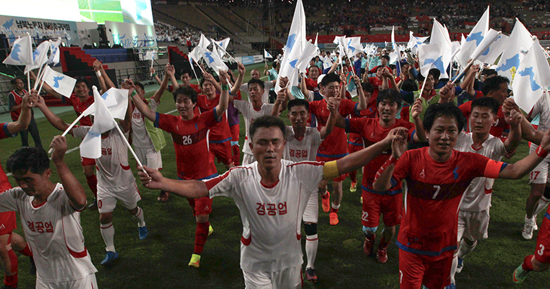 11일 오후 서울월드컵경기장에서 열린 남북노동자통일 축구대회에서 경기를 마친 남북 노동자 선수단이 한반도기를 들고 운동장을 돌며 관중들에게 인사를 하고 있다.