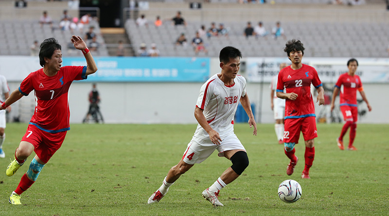 11일 오후 서울월드컵경기장에서 열린 남북노동자통일 축구대회 민주노총 대표팀과 북측 조선직업총동맹 경공업팀의 경기에서 남북 노동자 선수들이 공을 다투고 있다.