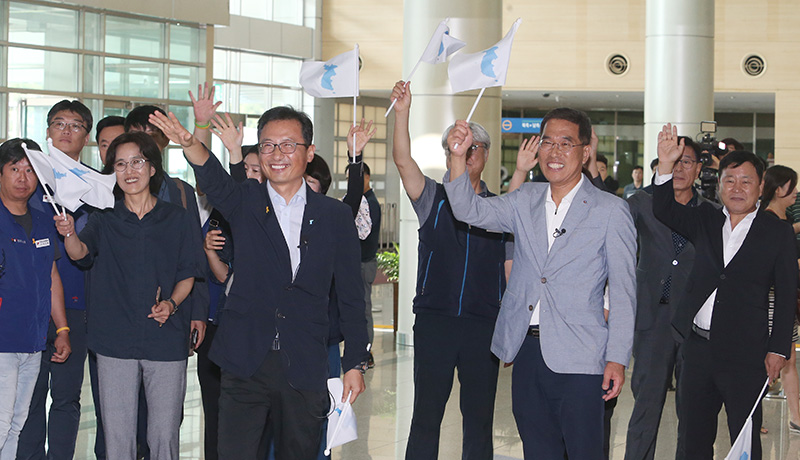 12일 오후 경기도 파주시 경의선 남북출입사무소에서 남북노동자통일축구대회를 마친 북측 조선직업총동맹(직총) 노동자 선수단 북으로 출경 민주노총 김명환 위원장 한국노총 김주영 위원장과 일행이 손을 흔들며 작별 인사를 하고 있다.