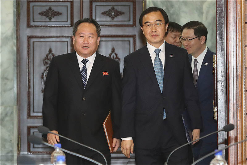 남측 수석대표인 조명균 통일부 장관과 북측 수석대표인 리선권 조국평화통일위원회(조평통) 위원장이 13일 오전 판문점 북측 통일각에서 열린 남북고위급회담에 함께 입장하고 있다.