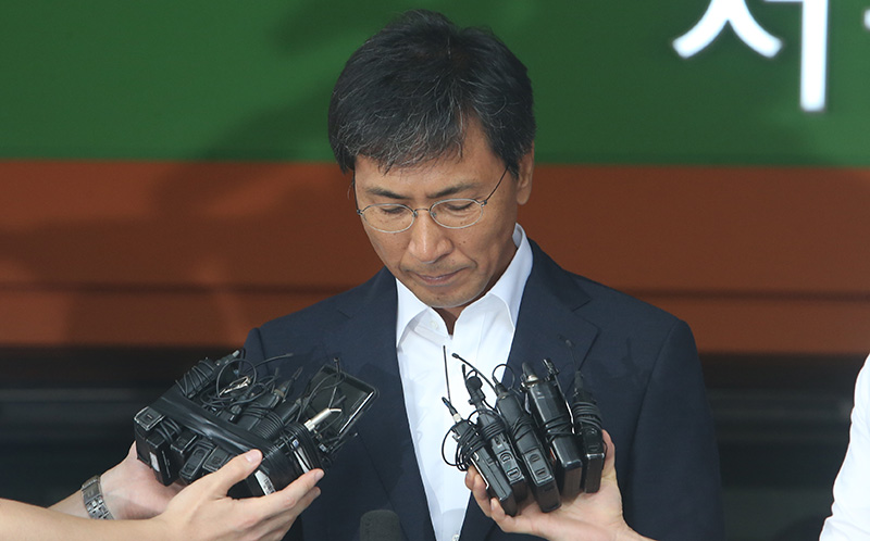 비서를 성폭행한 혐의를 받고 있는 안희정 전 충남지사가 14일 오전 서울 마포구 서부지방법원에서 열린 선고 공판에서 무죄 판결을 받고 나와 고개를 숙이고 있다.