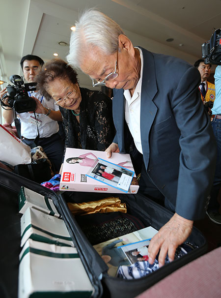 제21차 이산가족 상봉행사에 참가하는 1차 남측 방문단 조성연(왼쪽,85), 박갑일(오른쪽.79) 부부가 19일 오후 집결지인 강원도 속초 한화리조트에 도착해 등록을 마친 후 북측 가족에게 줄 선물과 사진을 정리하고 있다.