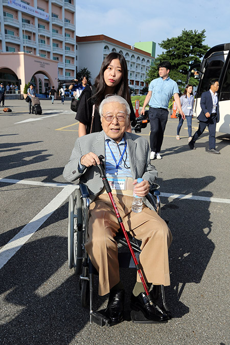 제21차 이산가족 상봉행사에 참가하는 백승규(101) 씨가 20일 오전 강원도 속초 한화리조트에서 금강산으로 향하는 버스를 타기 위해 이동하고 있다.