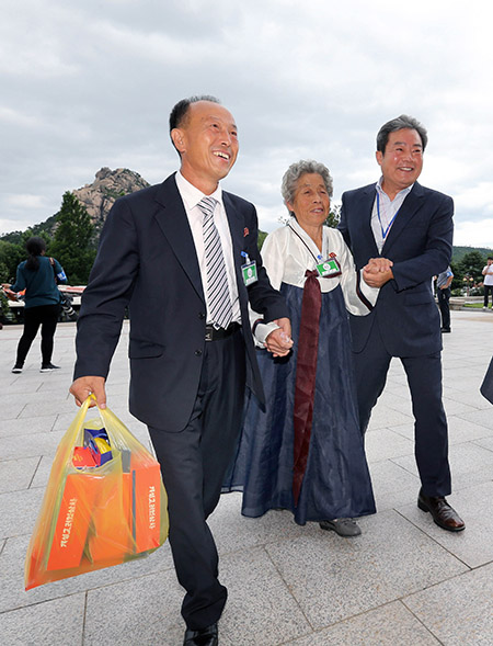 제21차 이산가족 상봉 이틀째인 21일 오전 북측 이산가족들이 개별상봉을 위해 남측 가족들이 머물고 있는 금강산 외금강호텔에 들어서고 있다.