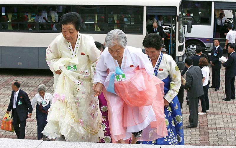 제21차 이산가족 상봉 이틀째인 21일 오전 북측 이산가족들이 개별상봉을 위해 남측 가족들이 머물고 있는 금강산 외금강호텔에 들어서고 있다.
