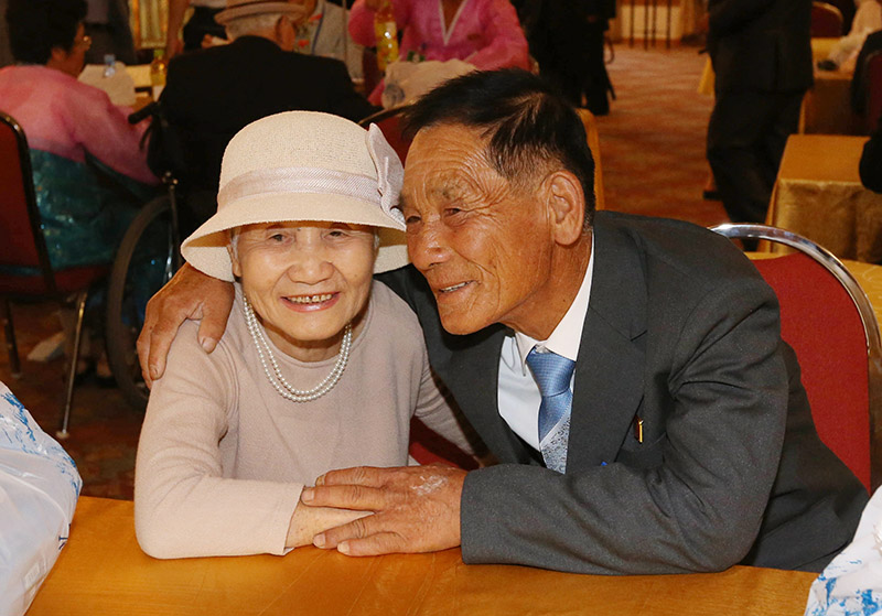 제21차 이산가족 상봉 이틀째인 21일 오후, 북한 금강산호텔에서 열린 단체상봉에서 남측 이금섬(92) 할머니가 아들 리상철(71) 씨가 안고 있다.