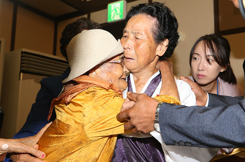 제21차 이산가족 상봉행사 2회차 첫날인 24일 오후 북한 금강산 이산가족면회소에서 열린 단체상봉에서 이번 상봉 최고령자인 강정옥(100)할머니와 북측 동생 강정화(85) 할머니가 만나 포옹하고 있다.