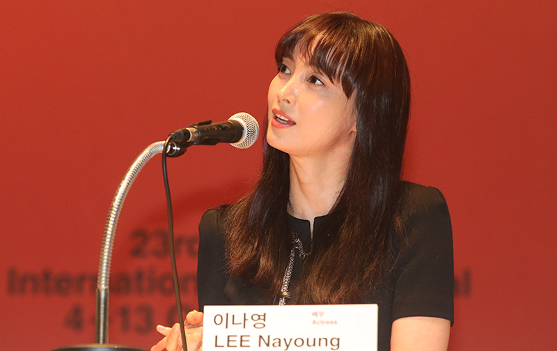 배우 이나영이 4일 대한상공회의소 국제회의장에서 진행된 제23회 부산국제영화제 공식 기자회견에서 취재진의 질문에 답하고 있다.<br
