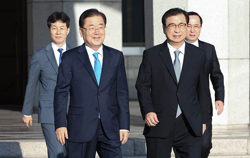 정의용 청와대 국가안보실장을 수석으로 하는 문재인 대통령의 대북 특별사절단이 지난 5일 오전 경기도 성남 서울공항을 통해 평양으로 출발하기 위해 이동하고 있다. 왼쪽부터 윤건영 청와대 국정상황실장, 정의용 국가안보실장, 서훈 국정원장, 김상균 국정원 2차장.<br
