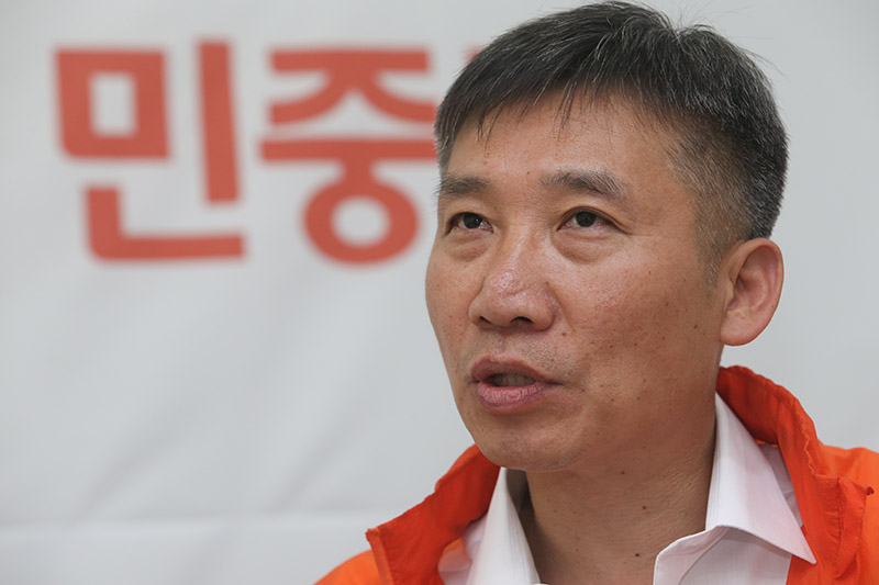 이상규 민중당 대표가 6일 서울 여의도 민중당 사무소에서 민중의소리 기자와 인터뷰하고 있다.