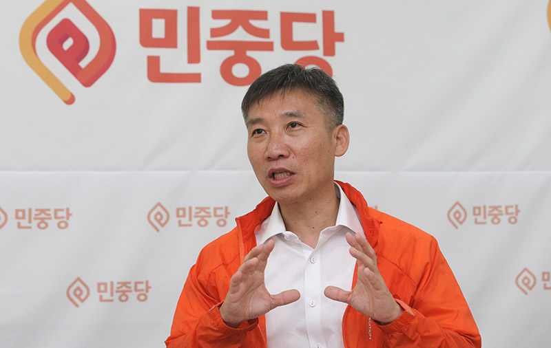 이상규 민중당 대표가 6일 서울 여의도 민중당 사무소에서 민중의소리 기자와 인터뷰하고 있다.