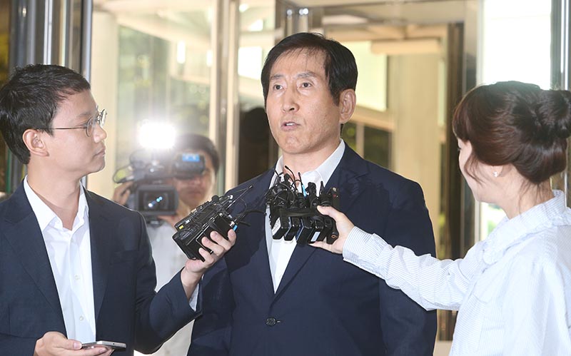 이명박 정부 시절 경찰의 댓글공작을 지휘한 혐의를 받는 조현오 전 경찰청장이 12일 오전 서울 서대문구 경찰청으로 출석, 취재진의 질문에 답하고 있다.