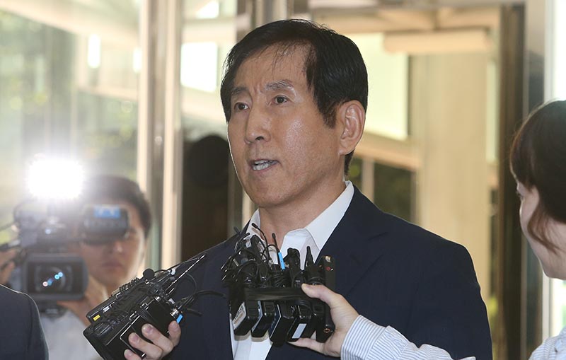 이명박 정부 시절 경찰의 댓글공작을 지휘한 혐의를 받는 조현오 전 경찰청장이 12일 오전 서울 서대문구 경찰청으로 2번재 조사를 받기 위해 출석, 취재진의 질문에 답하고 있다.