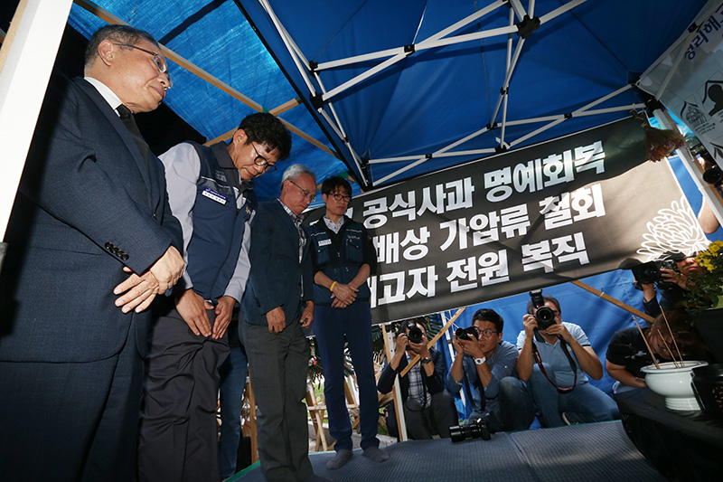 최종식 쌍용자동차 사장이 13일 오후 서울 중구 덕수궁 대한문 앞에 마련된 쌍용차 해고자·가족 희생자 분향소를 찾아 조문을 하고 있다.
