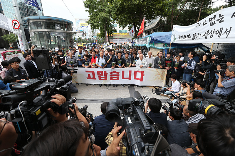 김득중 금속노조 쌍용자동차지부장이 14일 서울 중구 덕수궁 대한문 앞 희생자 분향소에서 열린 해고자 복직 관련 기자회견에서 발언을 하고 있다.