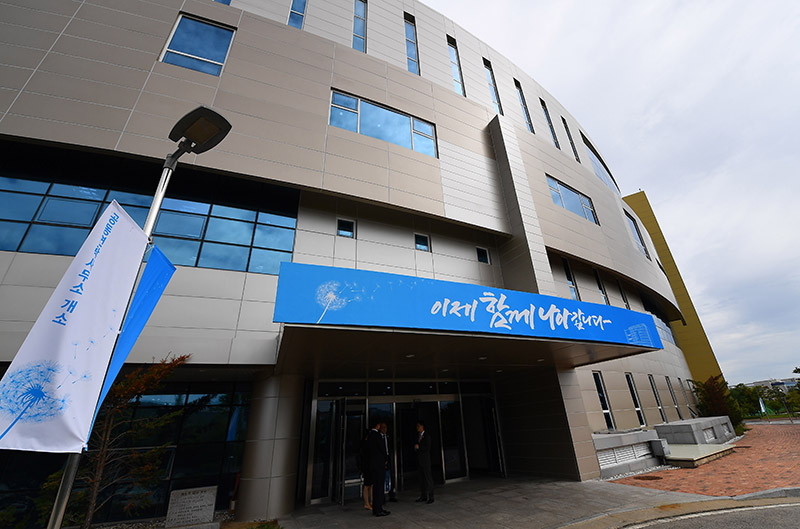 14일 오전 북한 개성공단에서 남측 조명균 통일부 장관과 북측 리선권 조국평화통일위원회 위원장 등 주요 인사들이 참석한 가운데 남북 공동연락사무소 개소식이 열렸다. 사진은 남북 공동연락사무소 청사 모습.