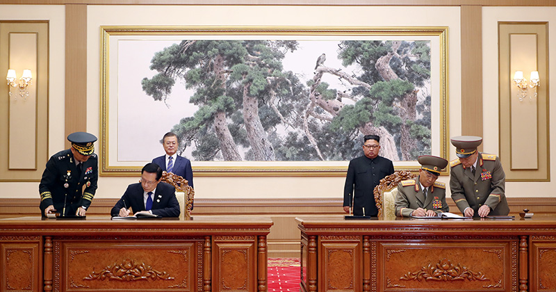 문재인 대통령과 김정은 국무위원장이 지난 9월 19일 백화원 영빈관에서 송영무 국방부 장관과 노광철 인민무력상의 판문점선언 이행을 위한 군사분야 합의문을 서명을 지켜보고 있다.