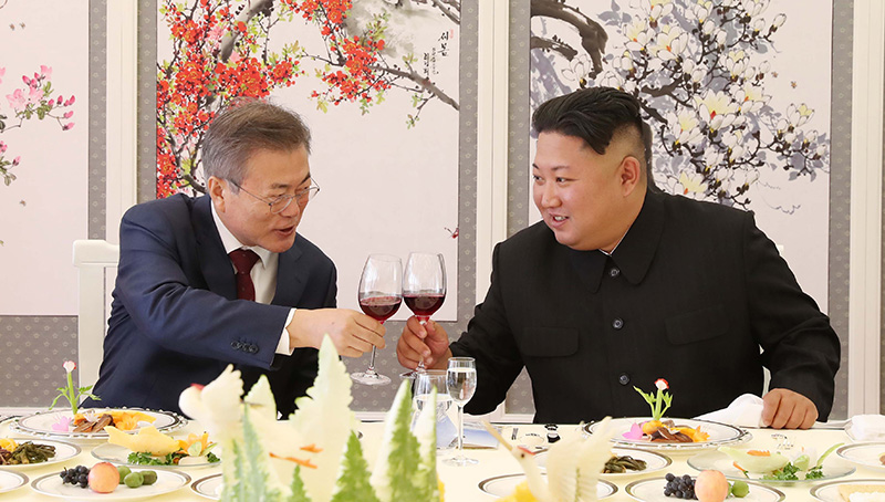 문재인 대통령과 김정은 국무위원장이 지난해 9월 20일 삼지연초대소에서 오찬을 하고 있다.