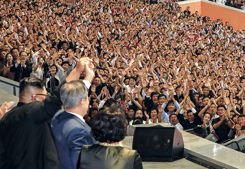문재인 대통령과 북한 김정은 국무위원장이 19일 밤 평양 5.1 경기장에서 열린 '빛나는 조국'을 관람한 뒤 환호하는 평양 시민들에게 손을 들어 인사하고 있다.