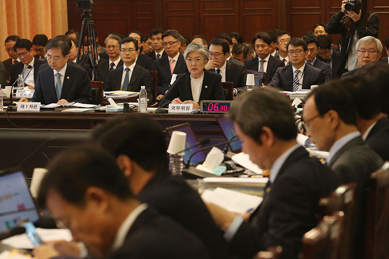 국정감사 첫날인 10일 오전 서울 종로구 외교부에서 열린 국회 외교통일위원회 국정감사에서 강경화 외교부 장관이 의원들의 질의에 답하고 있다.