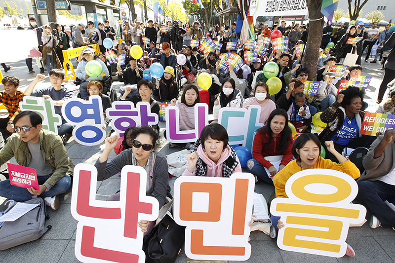 20일 오후 서울 종로구 세종로 공원 인근에서 열린 2018년 차별금지법 제정 촉구 평등행진 '우리가 간다'에서 난민을 환영합니다 대형 글씨 피켓을 든 시민들이 구호를 외치고 있다.
