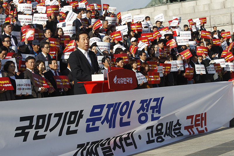 김성태 자유한국당 원내대표가 지난 21일 서울 여의도 국회 본관앞 계단에서 열린 자유한국당 국민기만 문재인 정권의 가짜일자리 ,고용세습 규탄대회에서 문재인 정부 규탄 발언을 하고 있다.