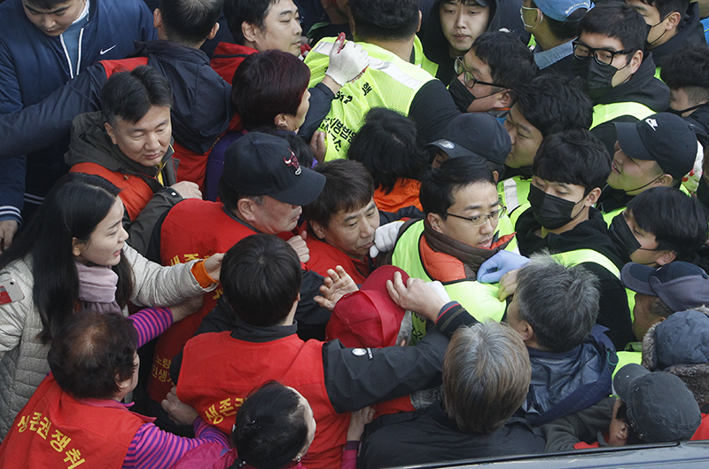 서울 동작구 노량진 수산시장을 불법점유한 상인들에 대한 4번째 강제집행이 시도된 23일 일부 상인들이 시장 입구에서 법원 집행관과 수협 측의 강제 집행 시도로 충돌하고 있다.