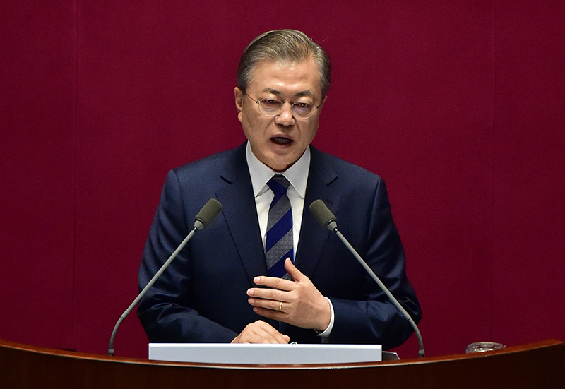 문재인 대통령이 1일 국회 본회의장에서 2019년도 예산안에 대한 시정연설을 하고 있다.