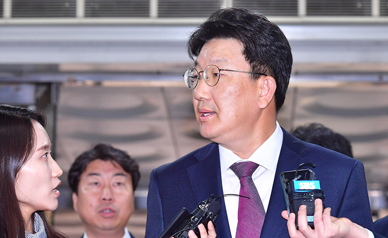 강원랜드 채용 청탁 의혹으로 재판에 넘겨진 권성동 자유한국당 의원이 5일 오후 서울시 서초구 서울중앙지방법원에서 열린 첫 재판에 출석하며 취재진의 질문에 답하고 있다.