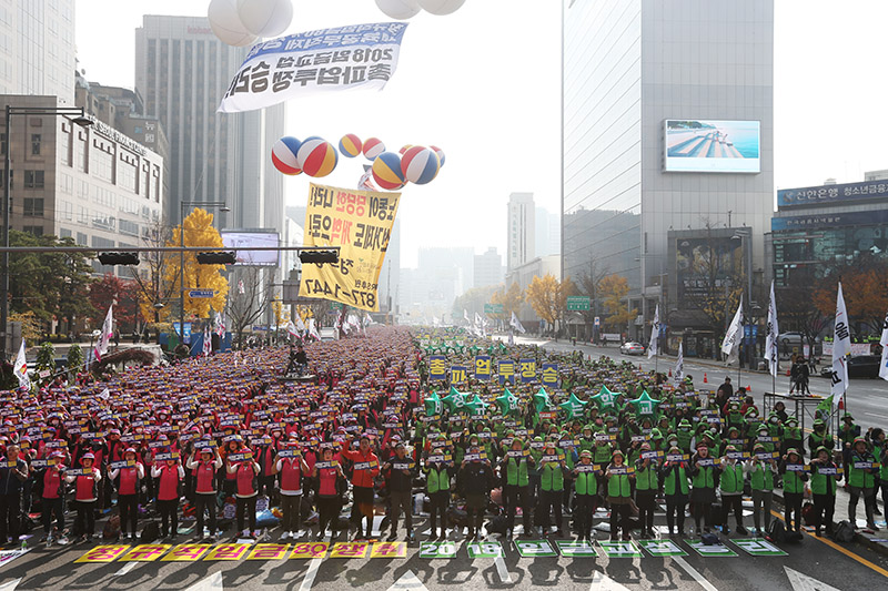 10일 오후 서울 광화문역 사거리에서 민주노총 공공운수노조 교육공무직본부, 민주노총 서비스연맹 전국학교비정규직 노동조합 주최로 열린 학교비정규직(교육공무직) 노동자 총궐기대회에서 조합원들이 정부에 정규직 80% 공정임금제 실행, 학교비정규직 정규직화 정책 이행을 촉구하며 손피켓을 들고 구호를 외치고 있다.