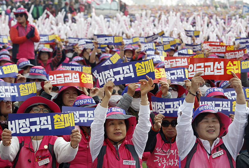 10일 오후 서울 광화문역 사거리에서 민주노총 공공운수노조 전국교육공무직본부, 민주노총 서비스연맹 전국학교비정규직 노동조합 주최로 열린 학교비정규직(교육공무직) 노동자 총궐기대회에서 조합원들이 정부에 정규직 80% 공정임금제 실행, 학교비정규직 정규직화 정책 이행을 촉구하며 손피켓을 들고 구호를 외치고 있다.