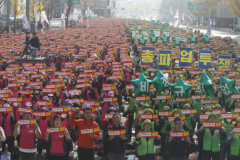 10일 오후 서울 광화문역 사거리에서 민주노총 공공운수노조 전국교육공무직본부, 민주노총 서비스연맹 전국학교비정규직 노동조합 주최로 열린 학교비정규직(교육공무직) 노동자 총궐기대회에서 조합원들이 정부에 정규직 80% 공정임금제 실행, 학교비정규직 정규직화 정책 이행을 촉구하며 손피켓을 들고 구호를 외치고 있다.