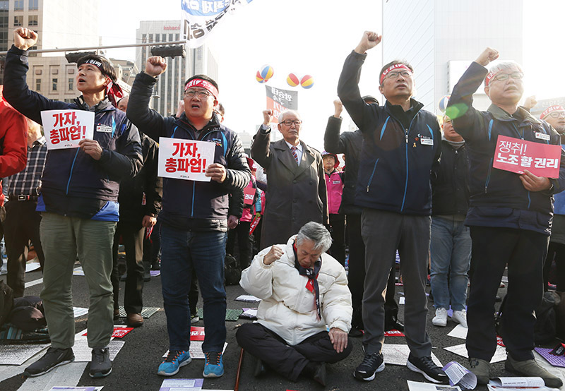 10일 오후 광화문 태평로에서 전태일 열사 정신 계승 2018 전국노동자대회에서 백기완 선생님이 불편한 몸으로도 참석해 구호를 외치고 있다.