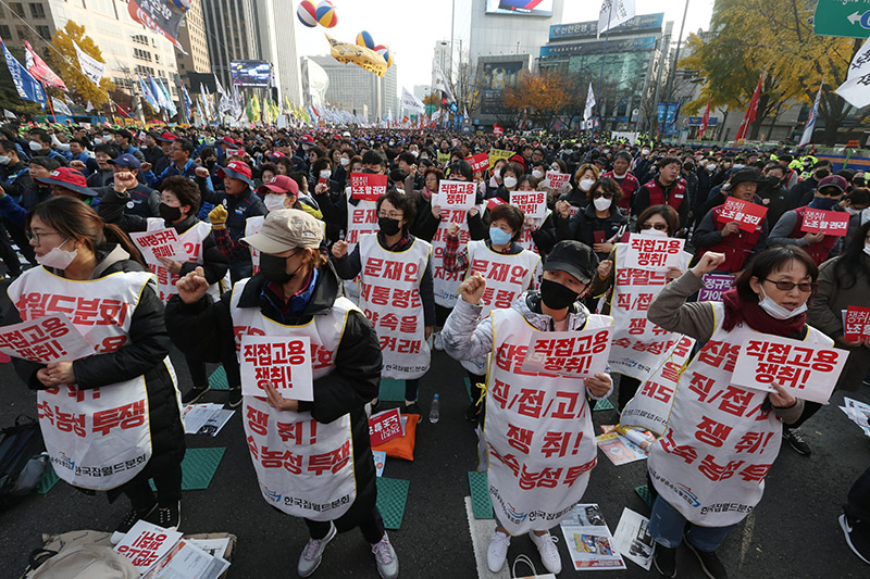 10일 오후 서울 광화문 태평로에서 전태일 열사 정신 계승 2018 전국노동자대회에서 한국잡월드 노동자들이 구호를 외치고 있다.