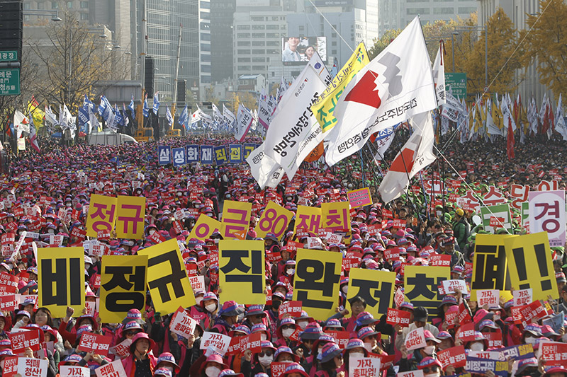 민주노총 조합원들이 10일 오후 서울시 광화문 태평로에서 전태일 열사 정신 계승 2018 전국노동자대회에서 비정규직 철폐를 촉구하며 구호를 외치고 있다.