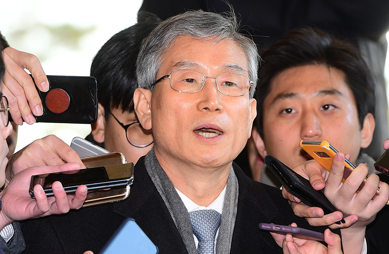 양승태 전 대법원장 시절 사법농단 의혹에 연루된 고영한 전 대법관이 23일 오전 서울 서초구 중앙지검에 피의자 신분으로 출석 취재진의 질문에 답하고 있다. <br