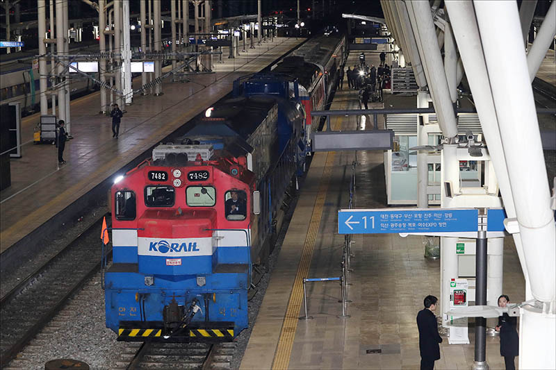 30일 오전 서울역에 남북 철도 공동 현지조사를 떠나기 위한 열차가 대기하고 있다.