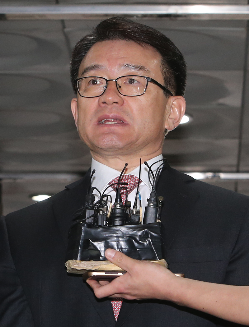 세월호 유가족을 불법 사찰한 혐의를 받는 이재수 전 기무사령관이 3일 오전 서울 서초 서울중앙지방법원에 구속영장실질심사를 받기 위해 들어서며 취재진의 질문에 답하고 있다.