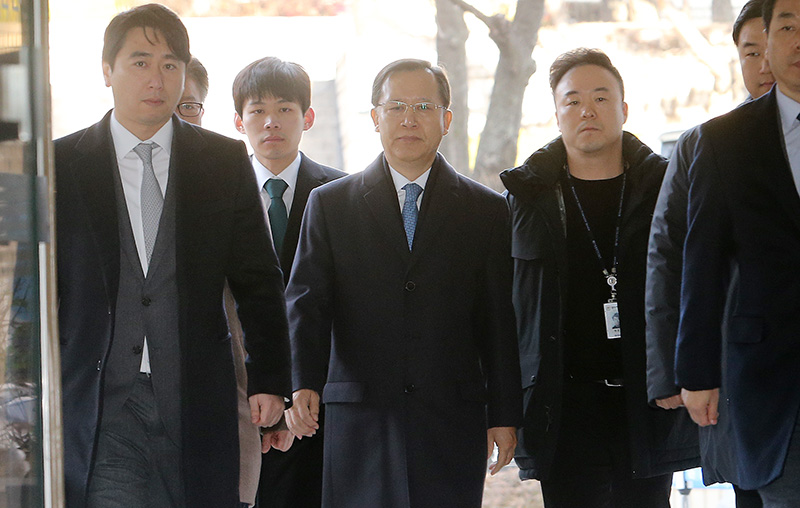 사법농단 의혹'에 연루된 박병대 전 대법관이 6일 오전 서울 서초구 서울중앙지법에 영장실질심사(구속 전 피의자심문)를 받기 위해 출석하고 있다. 자료사진.