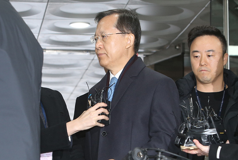 사법농단 의혹'에 연루된 박병대 전 대법관이 6일 오전 서울 서초구 서울중앙지법에 영장실질심사(구속 전 피의자심문)를 받기 위해 출석하며 취재질의 질문에 답변 없이 들어가고 있다. 자료사진.