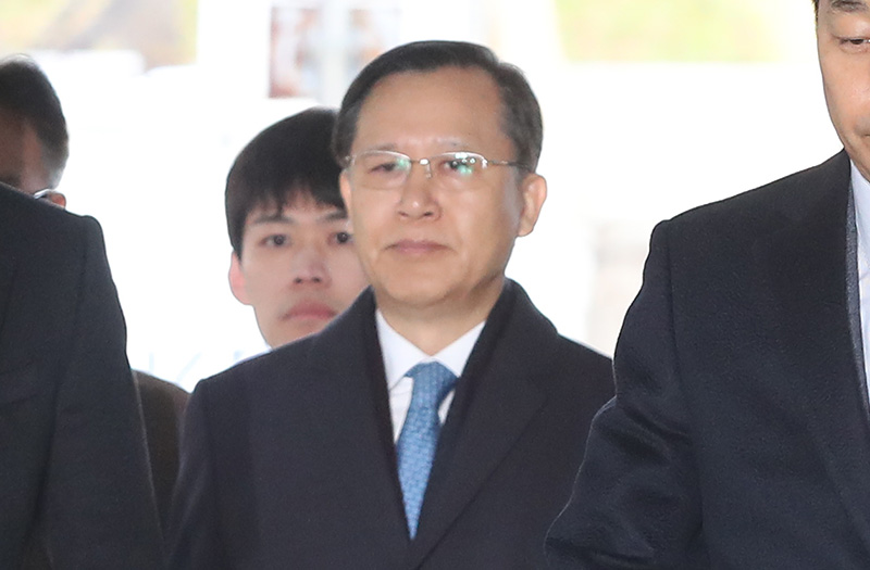 사법농단 의혹'에 연루된 박병대 전 대법관이 6일 오전 서울 서초구 서울중앙지법에 영장실질심사(구속 전 피의자심문)를 받기 위해 출석하고 있다. 자료사진.