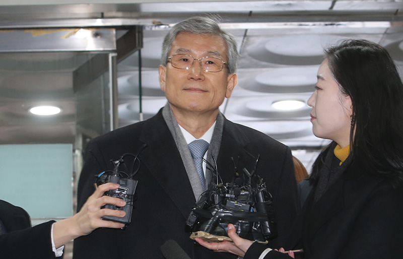 양승태 전 대법원장 시절 ‘사법농단 의혹’에 연루된 고영한 전 대법관이 6일 오전 서울 서초구 서울중앙지법에 영장실질심사(구속 전 피의자심문)를 받기 위해 출석하고 있다.