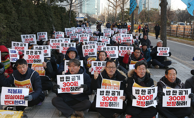 전국농민회총연맹(전농) 회원들이 밥 한 공기 300원 보장, 직불제 밀실야합 반대 등을 외치고 있다.