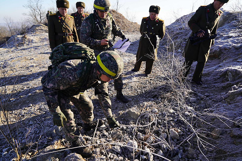 남북군사합의 이행 검증단이 12일 강원도 철원군 중부전선 완전 파괴된 북측 GP(감시초소)를 남측 현장검증반이 검증하고 있다.