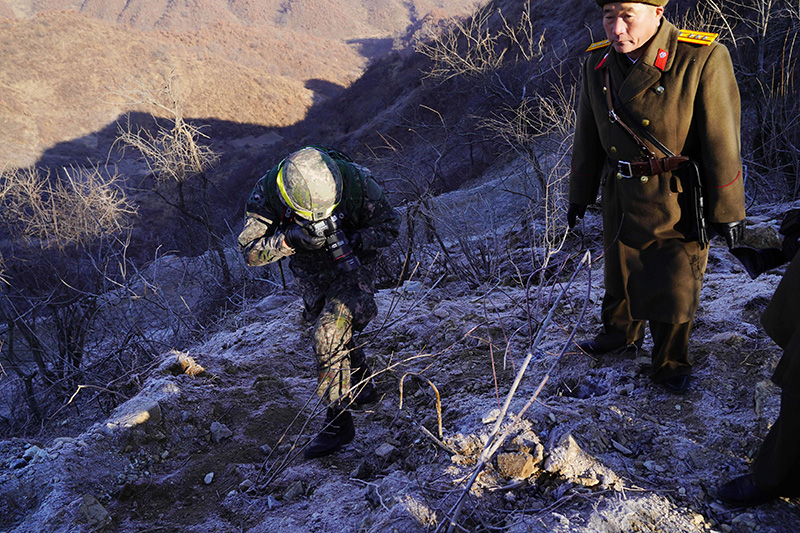 남북군사합의 이행 검증단이 12일 강원도 철원군 중부전선 완전 파괴된 북측 GP(감시초소)를 남측 현장검증반이 검증하고 있다.