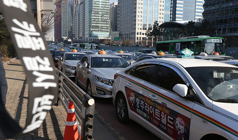 카카오의 카풀사업 진출에 반대하는 전국 택시업계가 2차 파업 결의대회가 열리는 서울 여의도 여의도공원 옆 도로에 파업중인 전국의 택시들이 모여 있다. (해당 사진은 기사와 무관한 내용입니다)