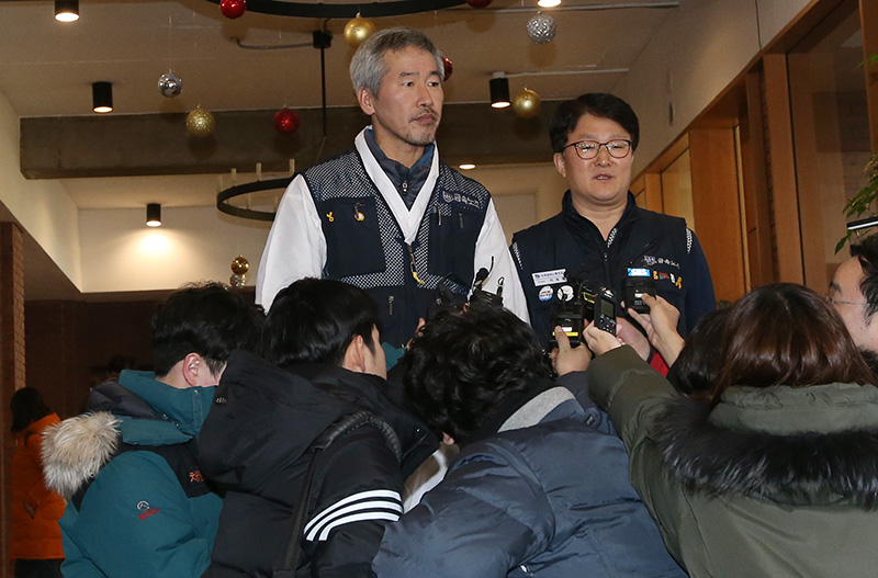차광호 금속노조 파인텍 지회장과 이승열 금속노조 부위원장