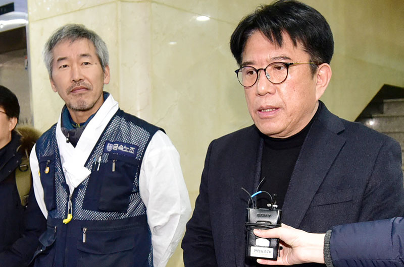굴뚝 농성 413일째 파인텍 노조와 사측인 스타플렉스의 2차 교섭이 열리는 2018년 12월 29일 오전 서울 종로구 기독교연합회관에서 교섭에 앞서 김세권 스타플렉스 대표가 입장을 밝히고 있다. (좌측부터 차광호 금속노조 파인텍지회 지회장, 김세권 대표)